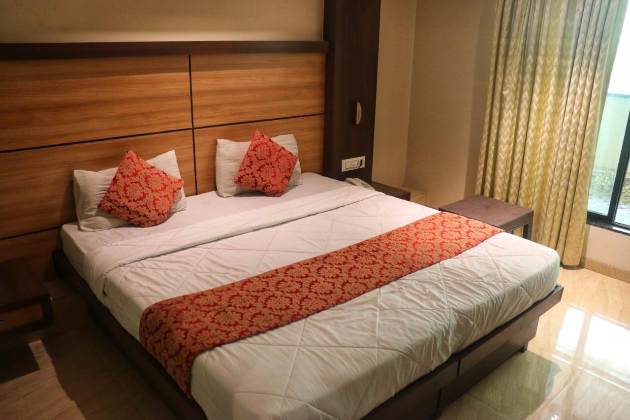 Hotel Mourya Residency ナビムンバイ エクステリア 写真