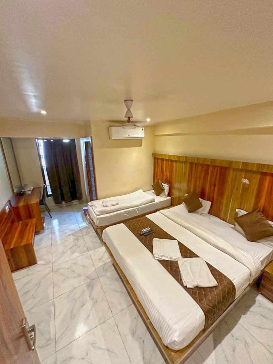 Hotel Mourya Residency ナビムンバイ エクステリア 写真